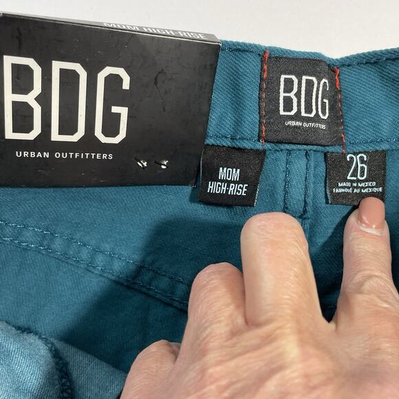 BDG Women’s Mom High Rise Shorts Size 26 Turquoise Blue Denim Rolled Cuff NEW - Picture 4 of 8